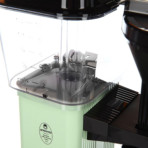 Объем воды в пастельно-зеленой кофеварке Moccamaster KBG741 Select