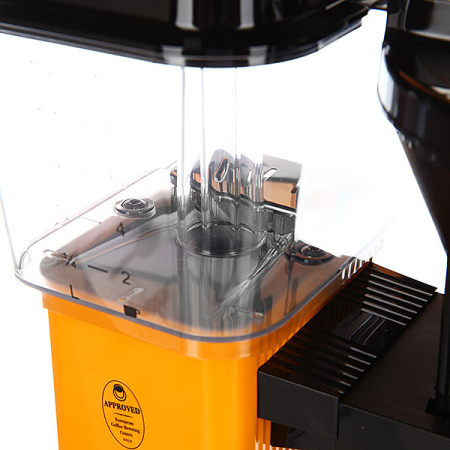 Чаша в желто-перечной кофеварке