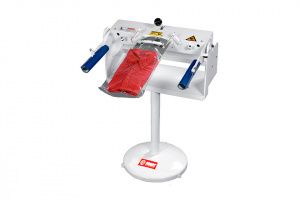 Упаковщик для упаковки рубашек в химчистках и прачечных