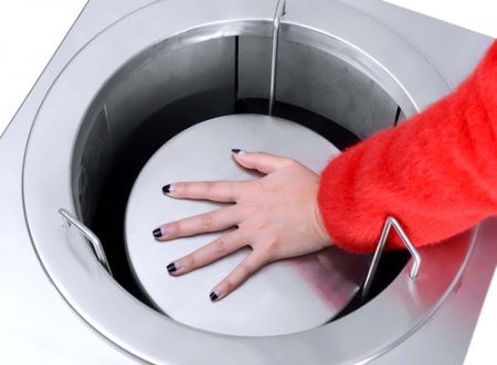 Рука на модуле для подогрева тарелок